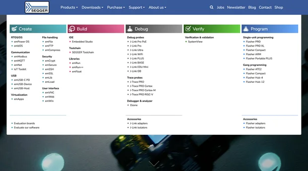 Bildschirmfoto der Hauptnavigation mit Produkten von SEGGER. Die Navigation ist in Kategorien unterteilt: Erstellen, Bauen, Debuggen, Verifizieren und Programmieren. Jede Kategorie listet verschiedene Software- und Hardwareprodukte auf, die von SEGGER angeboten werden, wie z.B. RTOS, IDEs, Debug-Probes und Programmiergeräte.