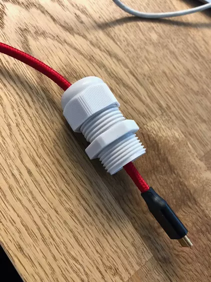 Kabel und Entlastung