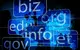Illustration: Top Level Domains vor blau leuchtender Weltkarte