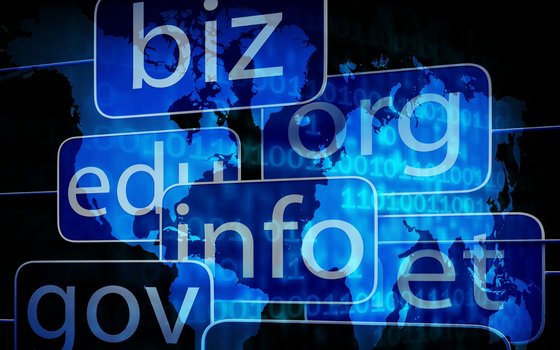 Illustration: Top Level Domains vor blau leuchtender Weltkarte