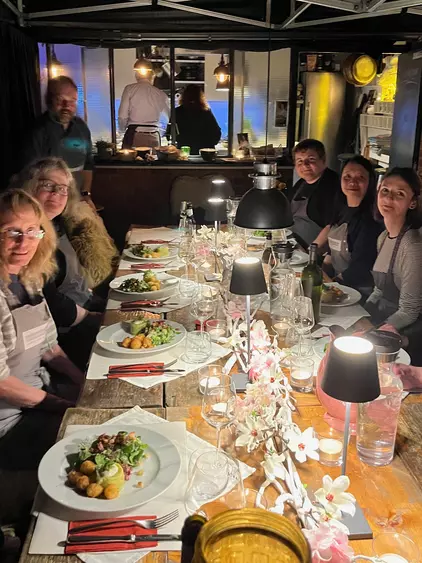 Team am gedeckten Tisch