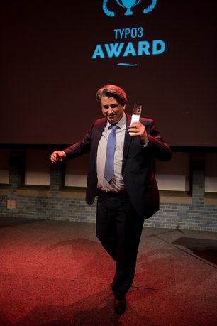 Olivier Dobberkau (dkd Internet Service GmbH) mit dem gewonnen TYPO3 Award