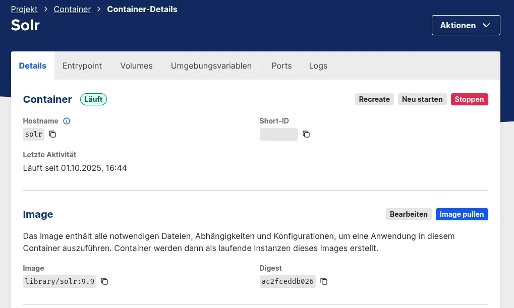 Eine Benutzeroberfläche zeigt die Details eines laufenden Containers namens "Solr". Informationen wie Hostname, Kurz-ID, letzte Aktivität und Image sind aufgeführt. Das Image enthält notwendige Dateien und Abhängigkeiten für die Anwendung im Container. Es wird auf die Version "library/solr:9.9" verlinkt.