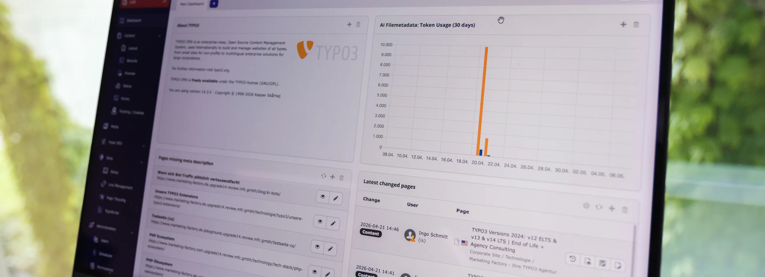 Ein Laptopbildschirm zeigt die TYPO3-Backend-Oberfläche mit dem Logo, einem Balkendiagramm zur AI-Dateimetadaten-Token-Nutzung und einer Liste der kürzlich geänderten Seiten.
