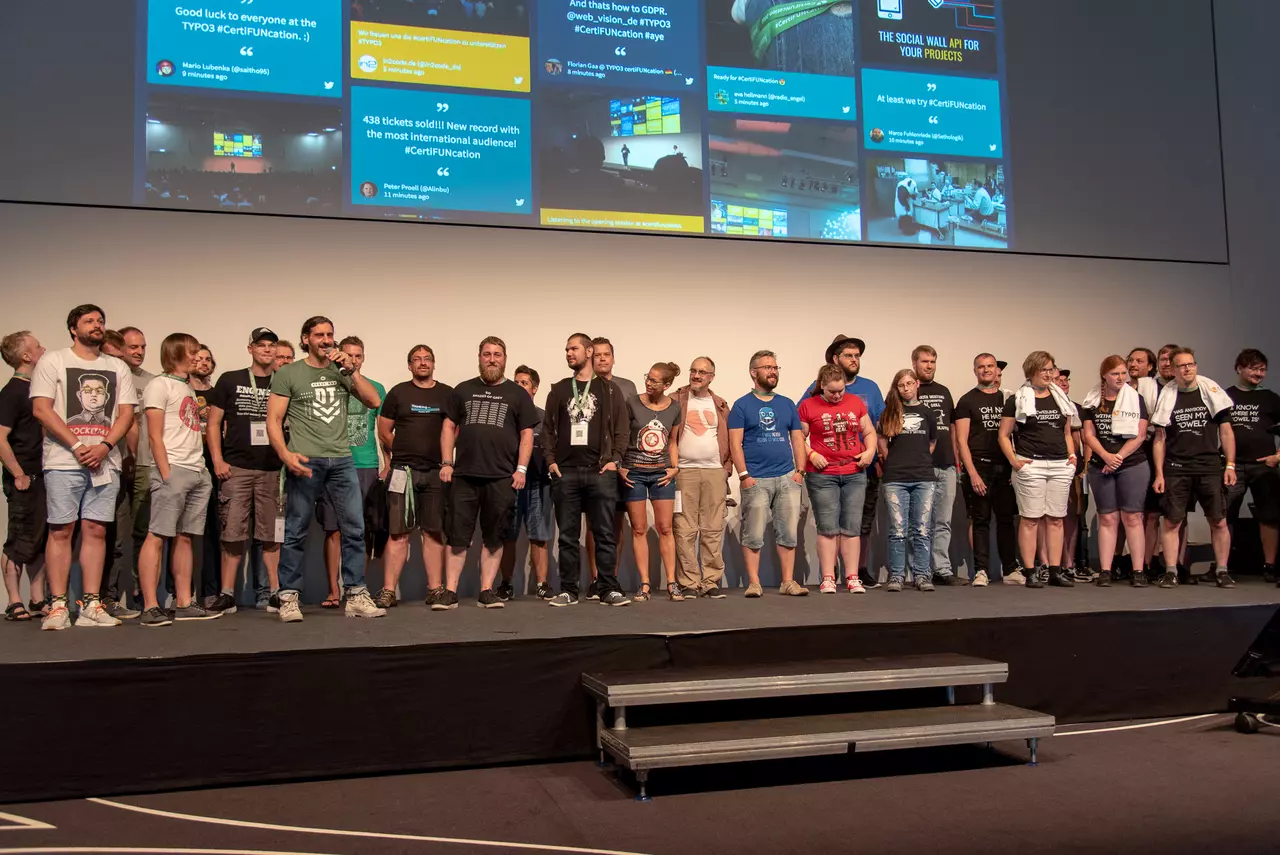 Alle Teilnehmer des Nerd-Shirt Contests auf der Bühne