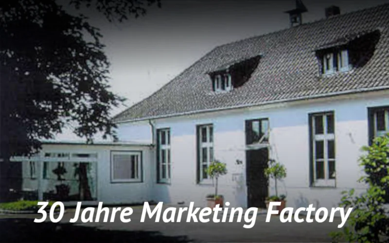 Die Abbildung zeigt die alte Dorfschule in Ilverich mit der Info: 30 Jahre Marketing Factory.