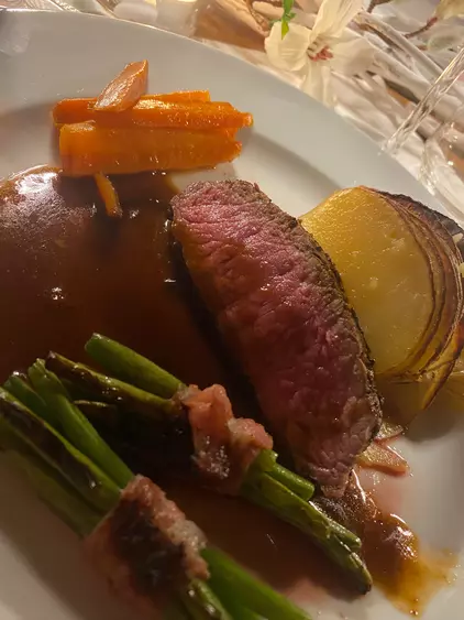 Roastbeef mit karamellisierten Möhren, Bohnen im Speckmantel und Kartoffelgratin