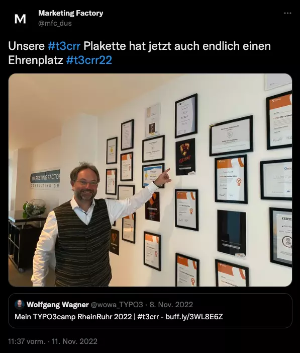 Screenshot eines Tweets, in dem Ingo Schmitt die neue Sponsorenplakette zum TYPOC3camp präsentiert