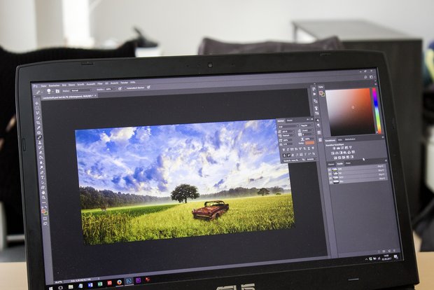 Landschaftsfoto wird in einem Grafikprogramm bearbeitet