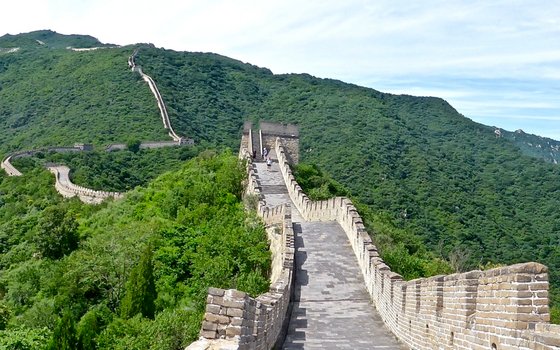 Foto der chinesischen Mauer auf einer Hügelkette