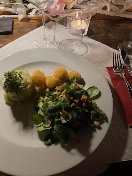 Vorspeise: Feldsalat mit Senfdressing, warmen Kartoffelpüree und frittiertem Mini Mozzarella